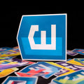 Laptop kapağı üzerinde yapıştırılmış CSS3 temalı özel kesim sticker duruşu