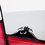 bagajdan bakan adam kızgın