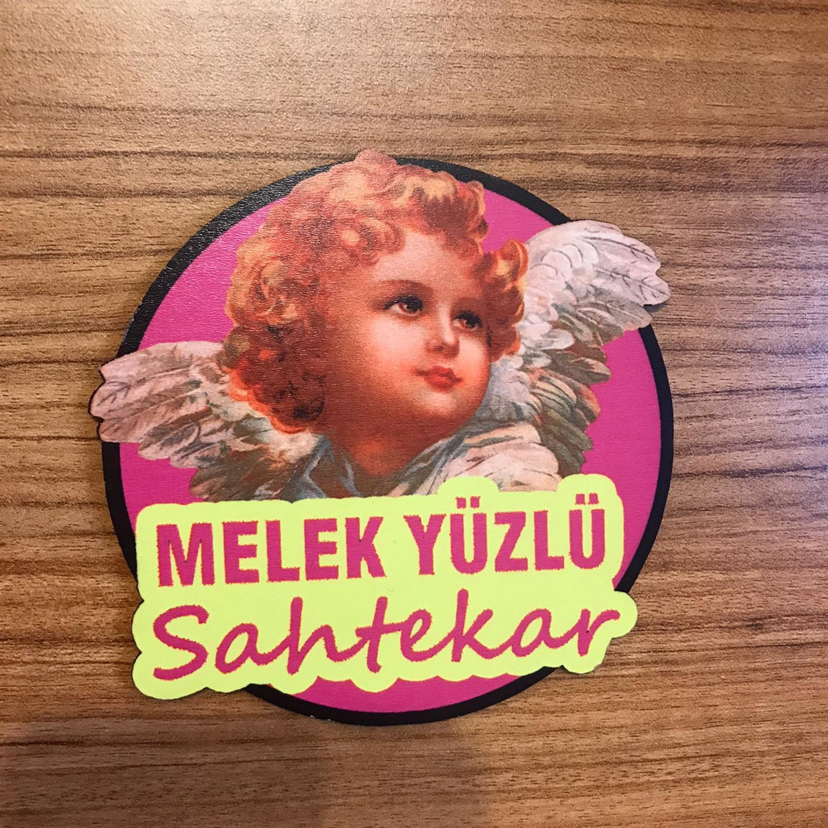 Melek Yüzlü Sahtekar Bardak Altlığı Melek Yüzlü Sahtekar Bardak Altlığı
