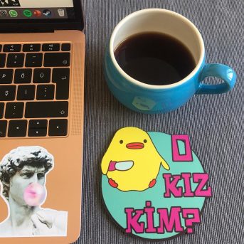 O Kız Kim Bardak Altlığı